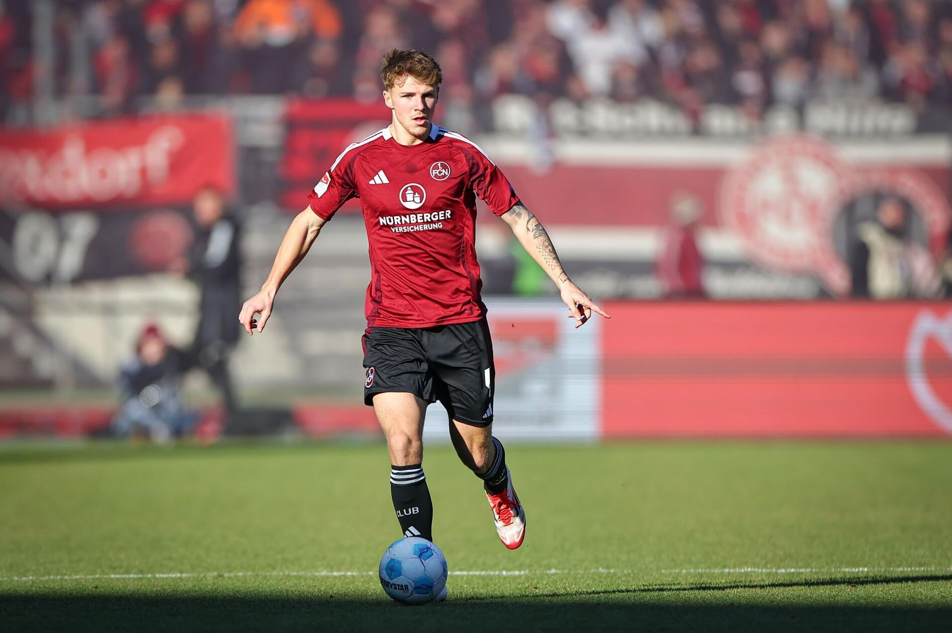 Vom Valznerweiher auf die große Bühne: Finn Jeltsch avancierte als 17-Jähriger zum Stammspieler in der Innenverteidigung des 1. FC Nürnbergs. Nur ein Jahr nach seinem Debüt schloss sich der gebürtige Neuendettelsauer dem Champions-League-Teilnehmer VfB Stuttgart an und zählt inzwischen auch bei den Schwaben zu den Vollzeitkräften. Bundestrainer Jürgen Klopp honoriert die stetige Entwicklung des 20-Jährigen mit der ersten Nominierung für die deutsche A-Nationalmannschaft.