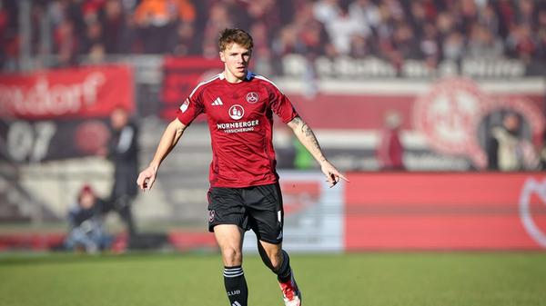Vom Valznerweiher auf die große Bühne: Finn Jeltsch avancierte als 17-Jähriger zum Stammspieler in der Innenverteidigung des 1. FC Nürnbergs. Nur ein Jahr nach seinem Debüt schloss sich der gebürtige Neuendettelsauer dem Champions-League-Teilnehmer VfB Stuttgart an und zählt inzwischen auch bei den Schwaben zu den Vollzeitkräften. Bundestrainer Jürgen Klopp honoriert die stetige Entwicklung des 20-Jährigen mit der ersten Nominierung für die deutsche A-Nationalmannschaft.