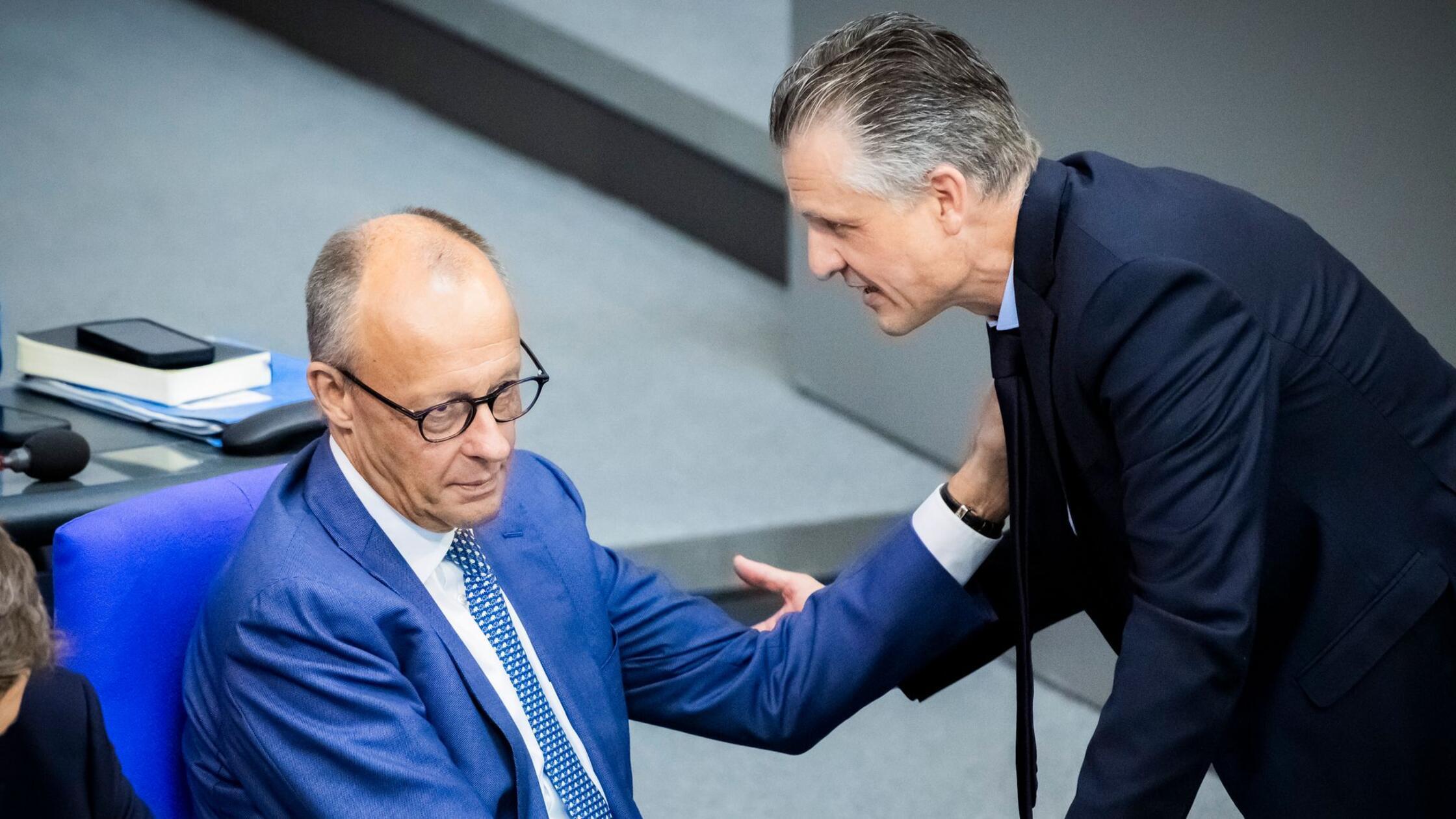Bundeskanzler Friedrich Merz (CDU, l) und Thorsten