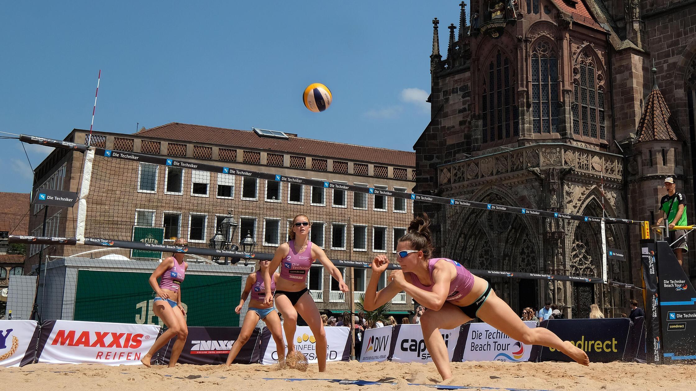Erster Tag beim Beachvolleyball auf dem Hauptmarkt