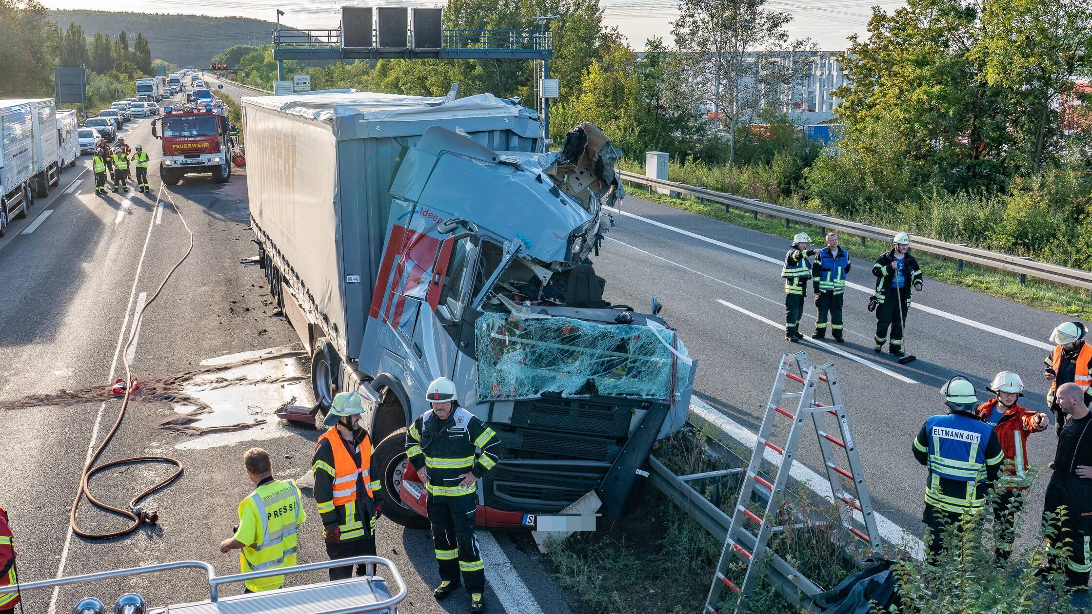 Sattelzug prallt auf A70 gegen StahltrÃ¤ger von Sc