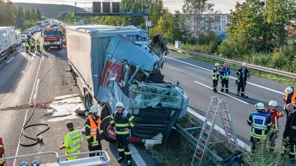 Sattelzug prallt auf A70 gegen Stahlträger von Sc