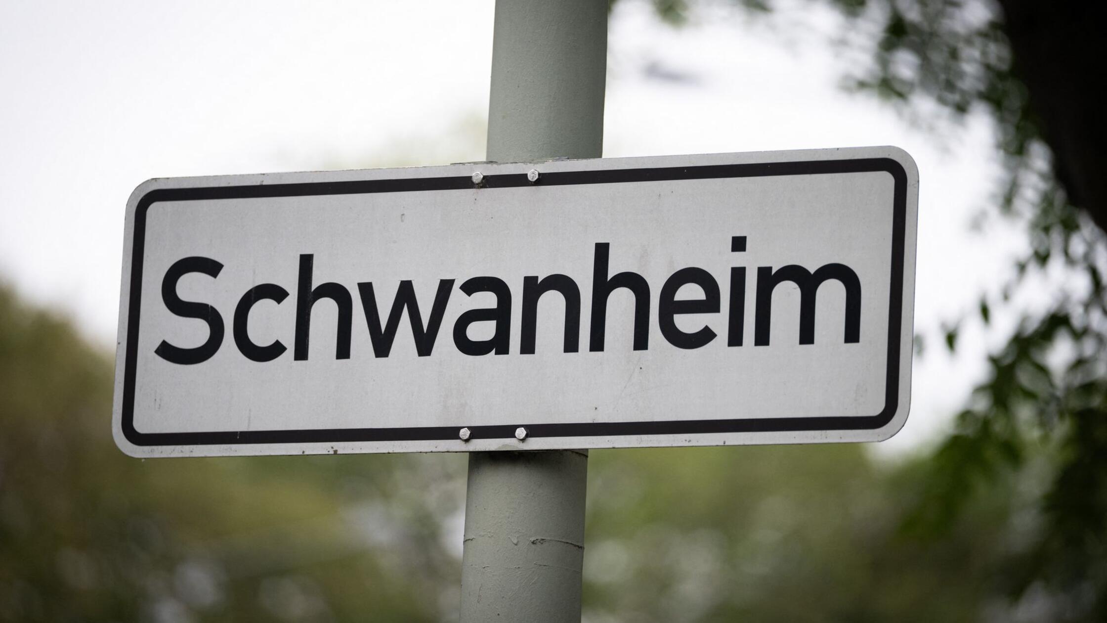 Das Ortsschild des Frankfurter Stadtteils Schwanhe
