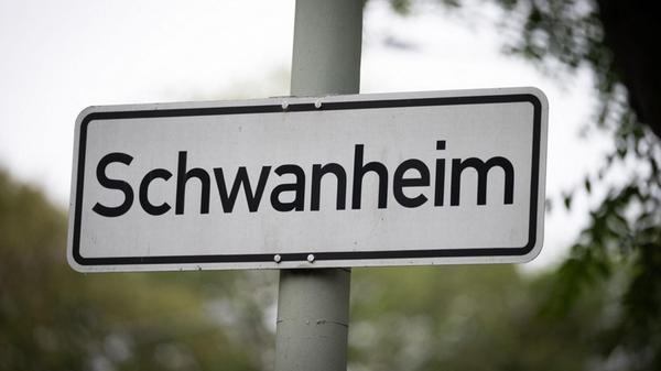 Das Ortsschild des Frankfurter Stadtteils Schwanhe