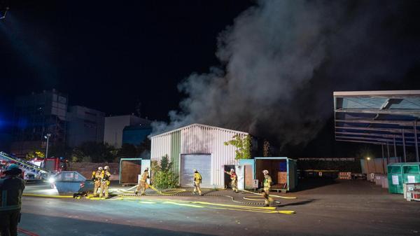 In den frühen Morgenstunden des Freitags (18. September 2026) ist es auf einem Wertstoffhof in der Rheinstraße im Bamberger Hafengebiet zu einem Brand gekommen.