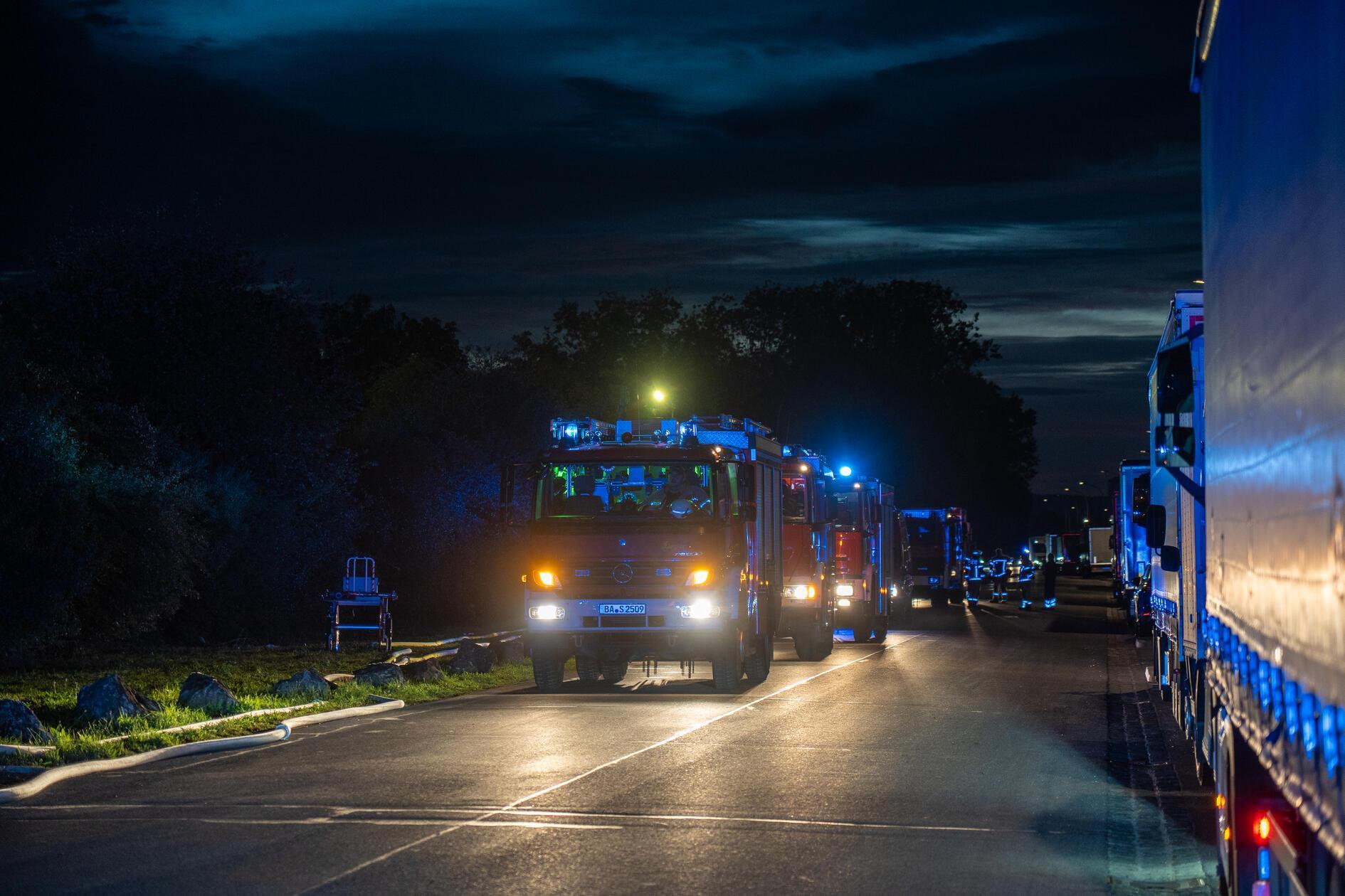 Nach ersten Informationen waren in einer Lagerhalle gelagerte Lithium-Ionen-Akkus in Brand geraten. 