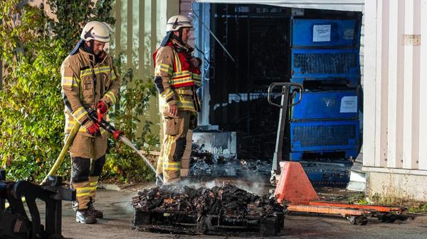 Die Einsatzkräfte der Feuerwehr verschafften sich gewaltsam Zugang zu der vollständig verrauchten Halle und löschten die brennenden Akkus ab. Die Löscharbeiten gestalteten sich dabei schwierig.