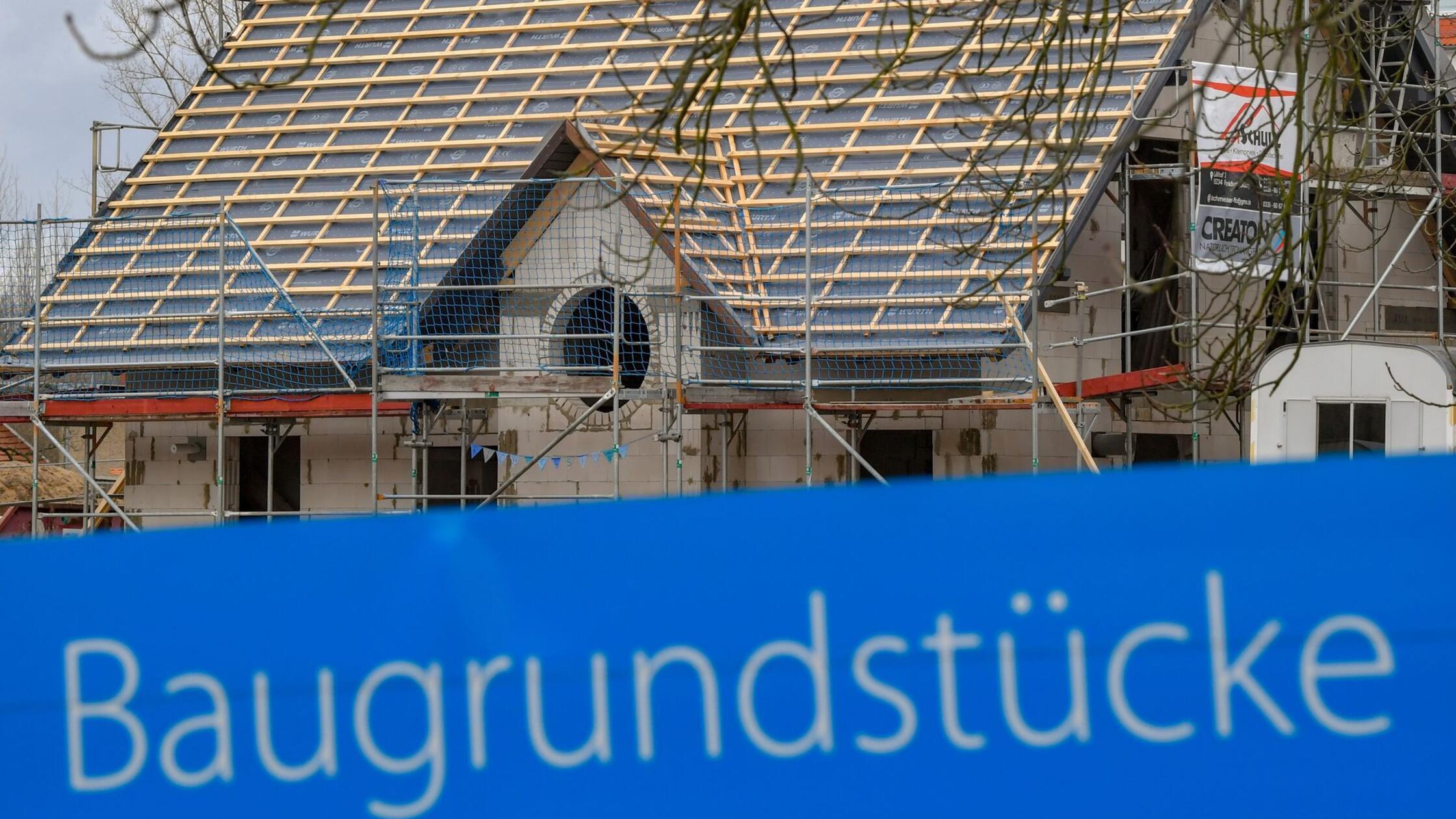 Ein Schild mit der Aufschrift «Baugrundstücke» ste
