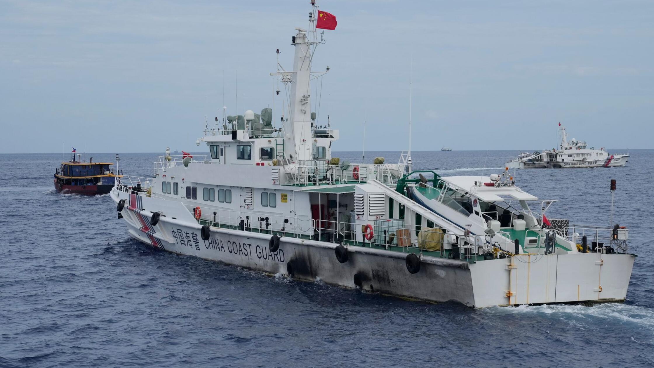 Ein Schiff der chinesischen Küstenwache versucht, 