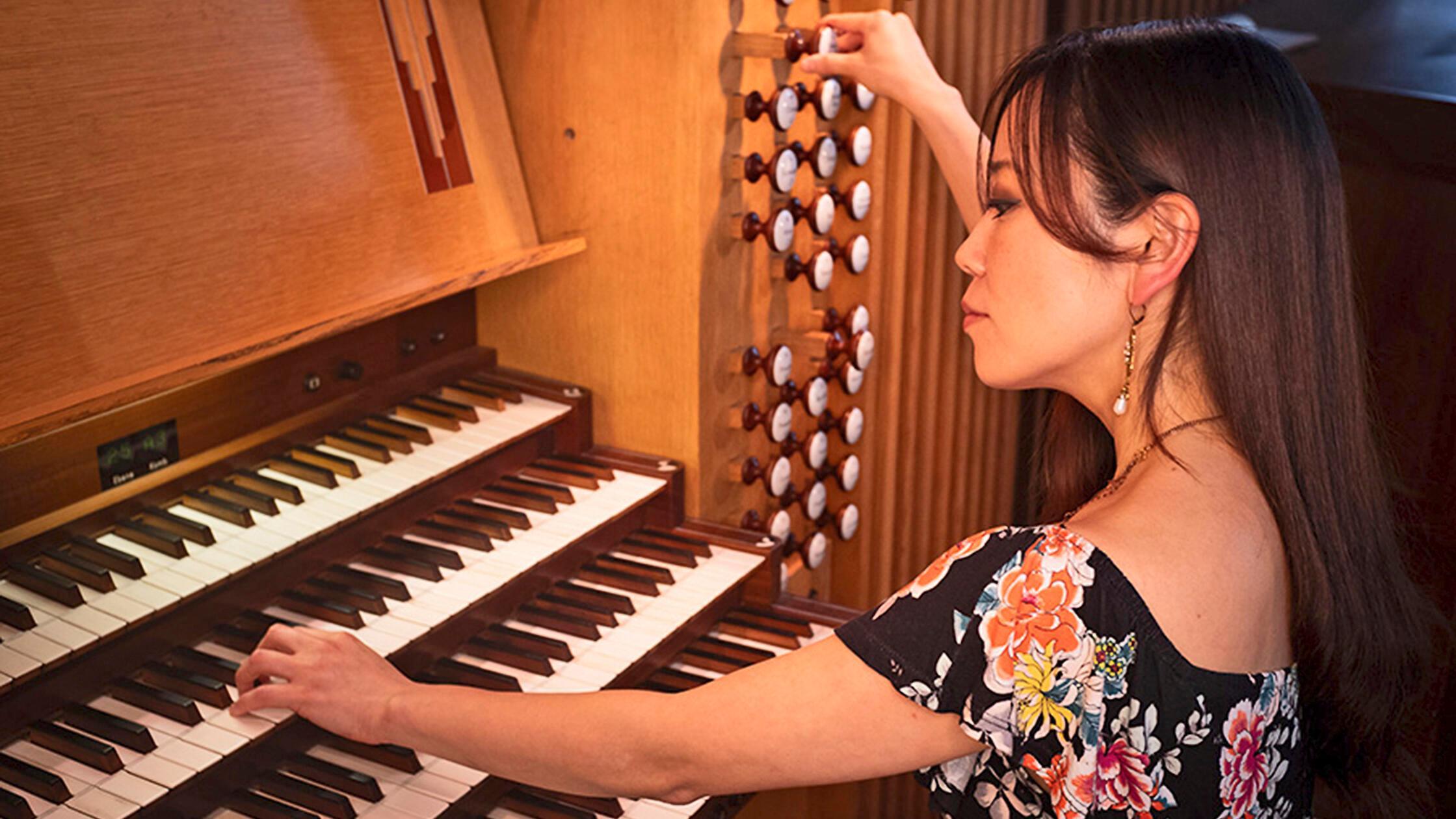 MEGUMI HAMAYA, Organistin