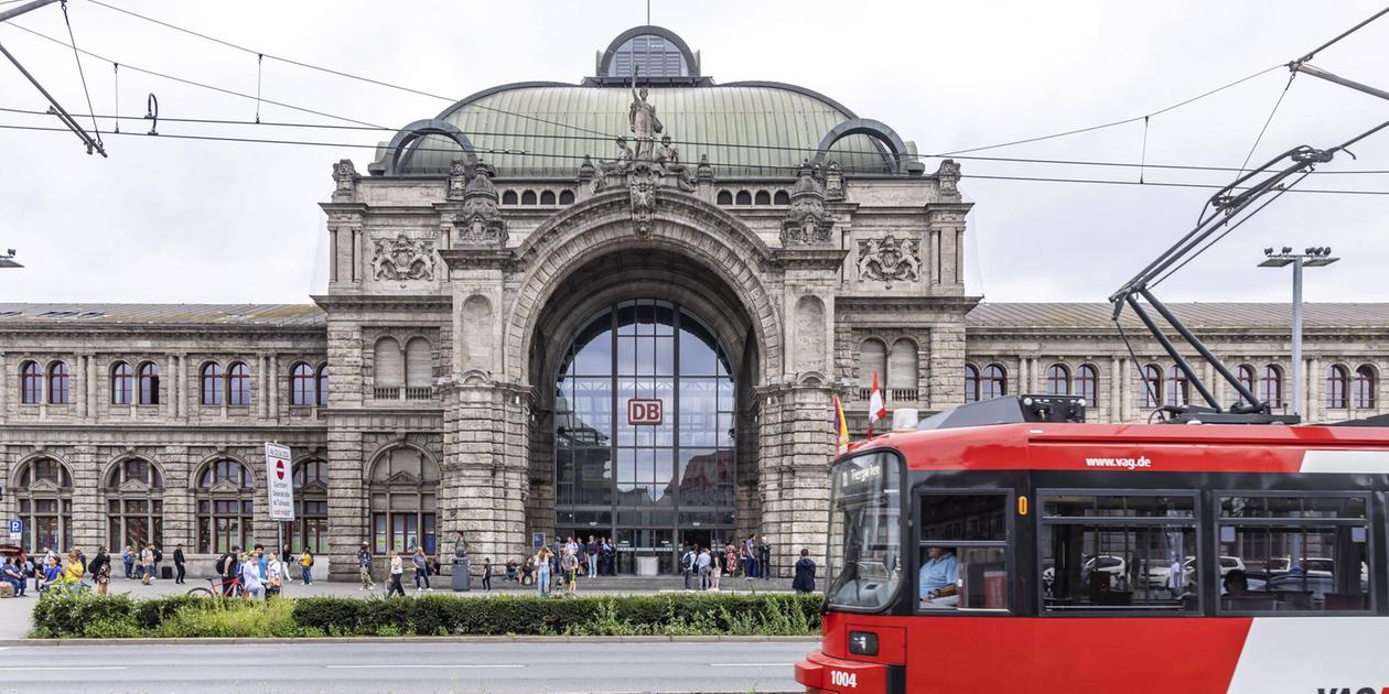 Autos zwingen Straßenbahn in Nürnberg zur Vollbremsung: Frau gestürzt und am Kopf verletzt