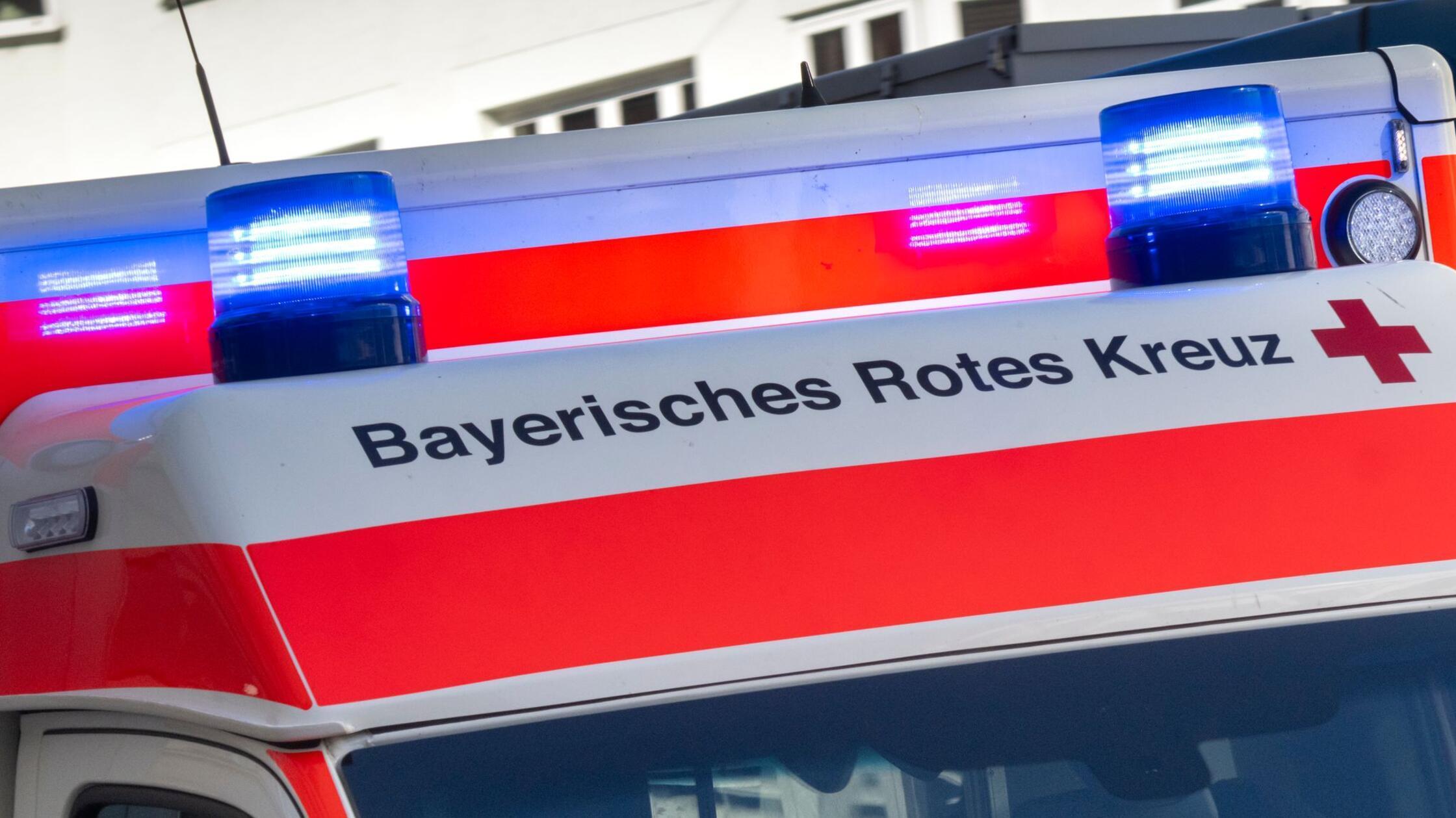Ein Krankenwagen des Bayerischen Roten Kreuz fährt
