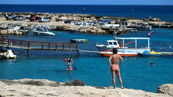 Weiße Sandstrände, türkisblaues Meer und fast ganzjährig warme Temperaturen: <b>Zypern</b> gilt eigentlich als sichere Bank für den Sommerurlaub. Doch 2026 gehen die Besuchszahlen deutlich zurück. Nach Angaben des Statistischen Amts Zyperns kamen im August 581.880 Touristen auf die Insel – 3,3 Prozent weniger als im August 2025. Von Januar bis August liegt das Minus sogar bei sieben Prozent.