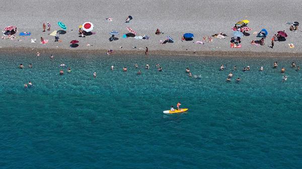 An der <b>türkischen Riviera</b> macht sich die Zurückhaltung der Urlauber ebenfalls bemerkbar. Im ersten Halbjahr 2026 kamen rund 25,8 Millionen Menschen in die Türkei – 2,4 Prozent weniger als im Vorjahreszeitraum. Besonders die Küstenregionen bekamen die Zurückhaltung zu spüren. Der Krieg im Iran und die damit verbundene Unsicherheit sorgten laut Financial Times dafür, dass Reisende ihre Buchungen aufschoben oder sich nach anderen Zielen umsahen.