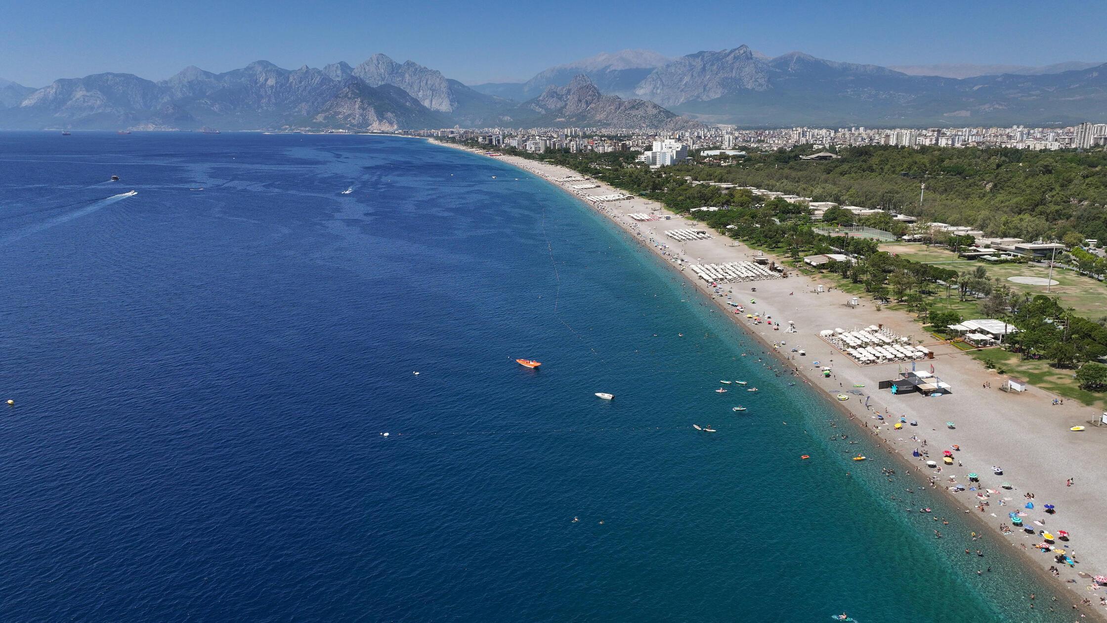 Auch der türkische Hotelverband POYD beschreibt die Situation als schwierig. Zwar erreichte <b>Antalya</b> am 1. August mit 103.200 ausländischen Gästen an einem einzigen Tag einen Saisonrekord. Trotzdem lagen die Besucherzahlen in den ersten sieben Monaten rund sieben Prozent unter dem Vorjahreswert. „Die eigentliche Frage ist nicht, ob das Hotel voll ist, sondern zu welchem Preis es voll ist“, sagte Verbandschef Hakan Saatçioğlu laut Hürriyet.de.