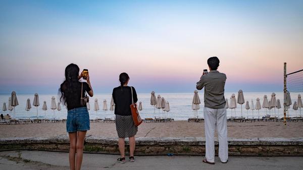 Auch <b>Bulgariens Schwarzmeerküste</b> hatte 2026 mit einem holprigen Start zu kämpfen. Im Juni und Juli lag die Zahl der Touristen laut Tourismusminister Ilin Dimitrov rund 1,5 Prozent unter dem Vorjahresniveau, wie die bulgarische News-Agentur bta mitteilt. Besonders bemerkbar machte sich der Rückgang bei den deutschen Gästen. Dimitrov zufolge fehlten zu Beginn der Saison rund 200.000 Flugplätze aus Deutschland.