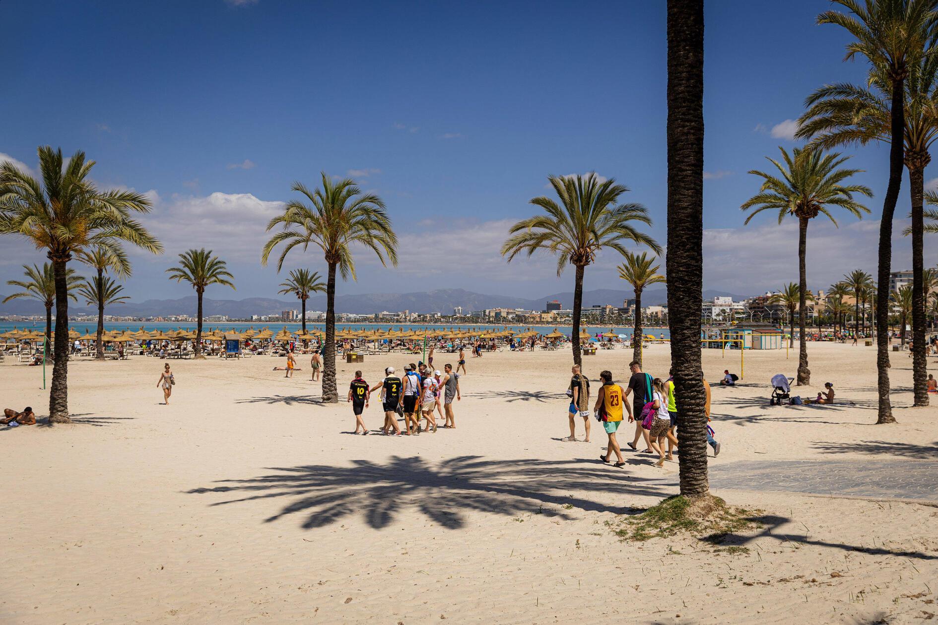 Im Juli 2026 kamen zwar insgesamt sogar etwas mehr Urlauber auf die <b>Balearen</b> als im Vorjahresmonat. Bei Deutschlands Urlaubern zeigt sich jedoch ein anderes Bild: Ihre Zahl sank um 4,1 Prozent auf knapp 598.000. Gleichzeitig legten britische Gäste um 1,4 Prozent zu, so das Mallorca Global Magazin. Spanien insgesamt läuft 2026 weiterhin stark: Die spanischen Flughäfen fertigten im August 4,7 Prozent mehr Passagiere ab als ein Jahr zuvor, so Reuters.