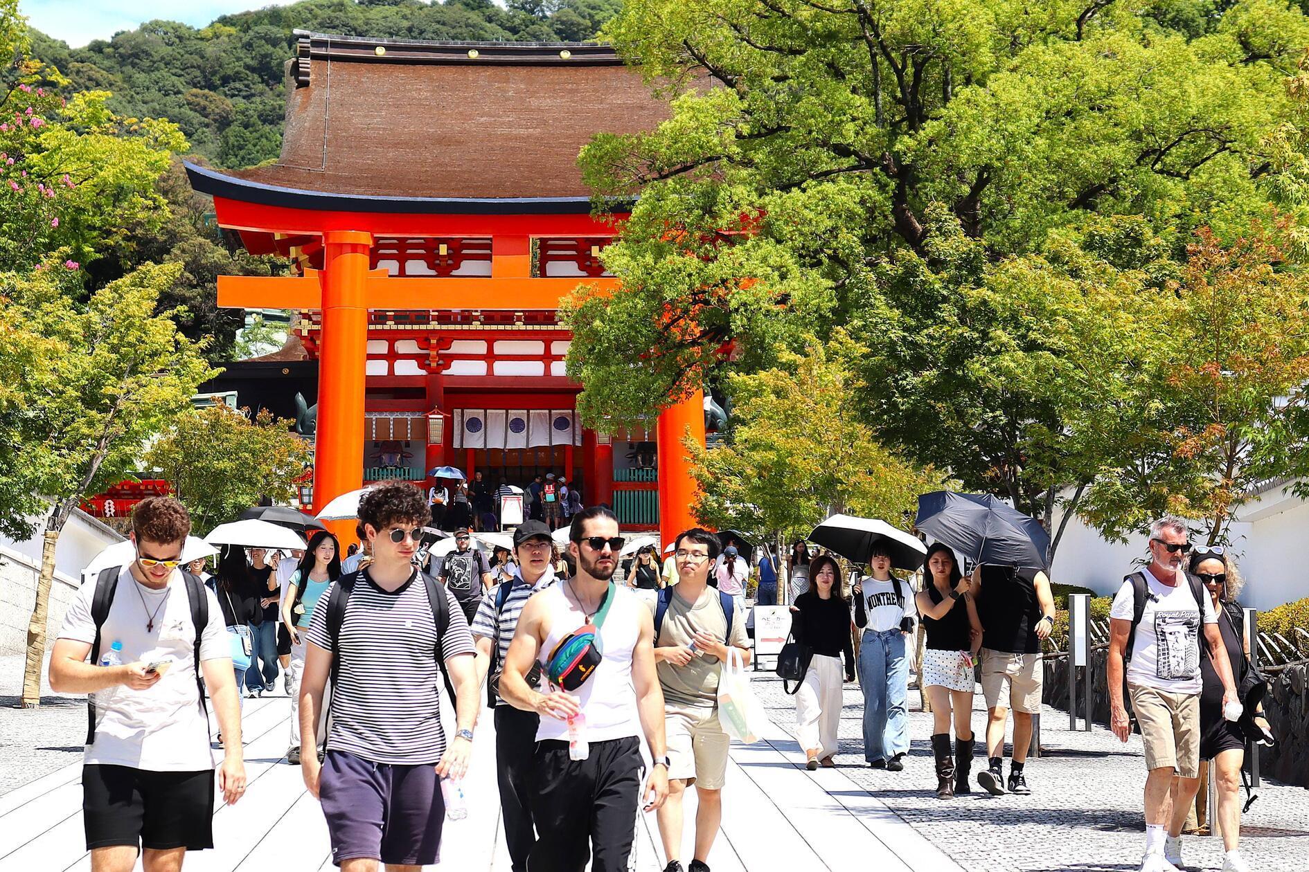 <b>Japan</b> galt zuletzt als Tourismusmagnet, doch im August 2026 ist die Zahl der ausländischen Besucher überraschend deutlich zurückgegangen. Nach Angaben der Japan National Tourism Organization (JNTO) kamen im August rund 3,10 Millionen ausländische Gäste ins Land, 9,6 Prozent weniger als im Vorjahresmonat. Besonders stark war der Einbruch bei chinesischen Urlaubern: Ihre Zahl sank um 59 Prozent auf rund 418.000.