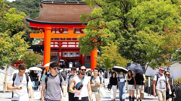 <b>Japan</b> galt zuletzt als Tourismusmagnet, doch im August 2026 ist die Zahl der ausländischen Besucher überraschend deutlich zurückgegangen. Nach Angaben der Japan National Tourism Organization (JNTO) kamen im August rund 3,10 Millionen ausländische Gäste ins Land, 9,6 Prozent weniger als im Vorjahresmonat. Besonders stark war der Einbruch bei chinesischen Urlaubern: Ihre Zahl sank um 59 Prozent auf rund 418.000.