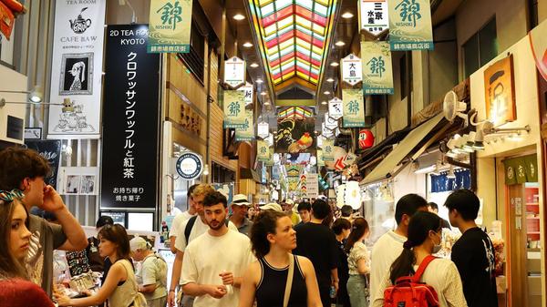 Die japanische Tourismusorganisation führt den Rückgang vor allem auf die angespannten Beziehungen zwischen <b>Japan</b> und China zurück. China hatte seine Bürger bereits Ende 2025 vor Reisen nach Japan gewarnt.
Auch aus Deutschland kamen im August weniger Besucher: Mit rund 33.700 Reisenden lag die Zahl 5,5 Prozent unter dem August 2025.