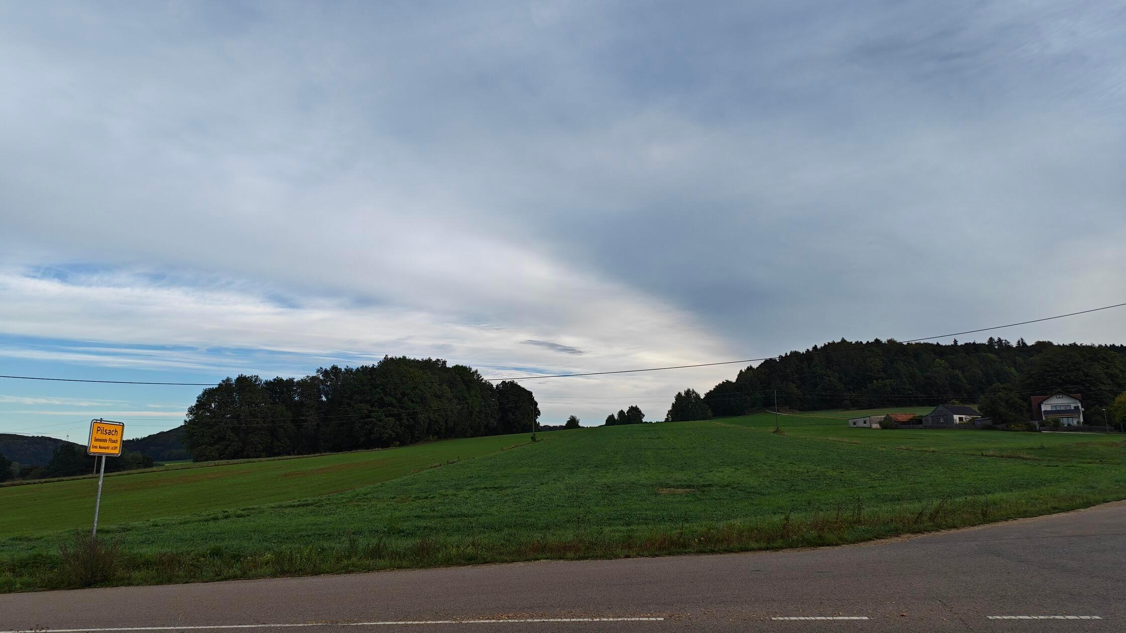 Direkt an der Ortseinfahrt von Pilsach abzweigend 