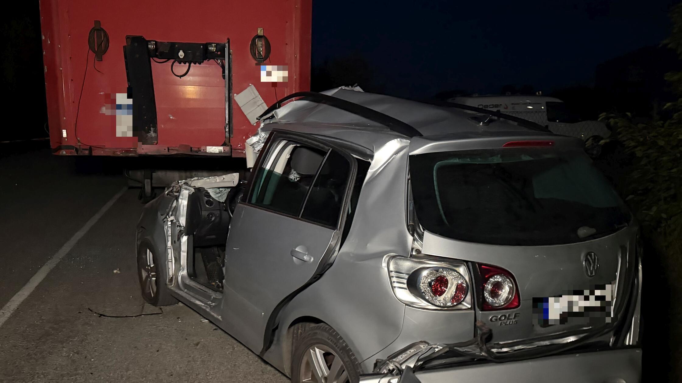 85-Jähriger stirbt bei Unfall in Eckental: Auto fährt unter ...