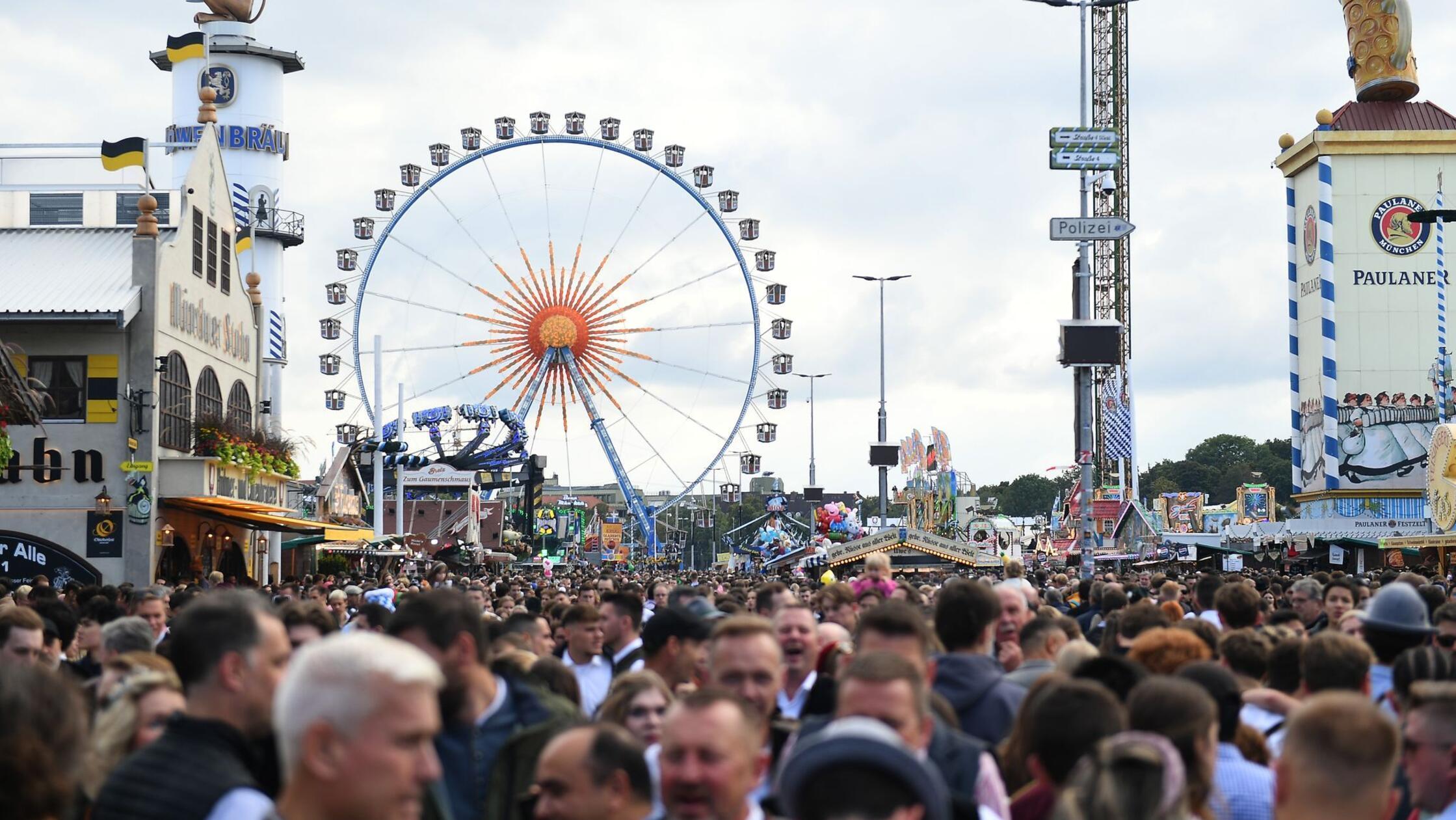 Unzählige Besucher drängen sich auf dem Oktoberfes