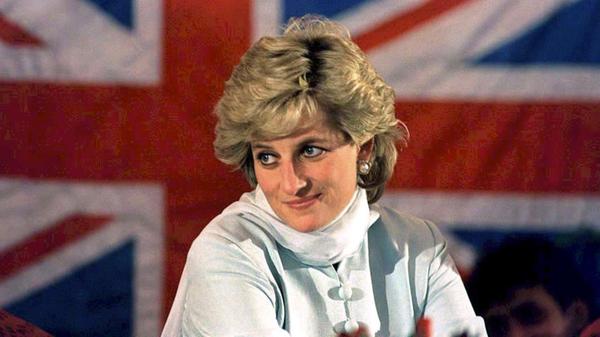 Prinzessin Diana vor der britischen Fahne. (zu dpa