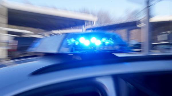 Polizei mit Blaulicht (Symbolfoto). (zu dpa: «Juge