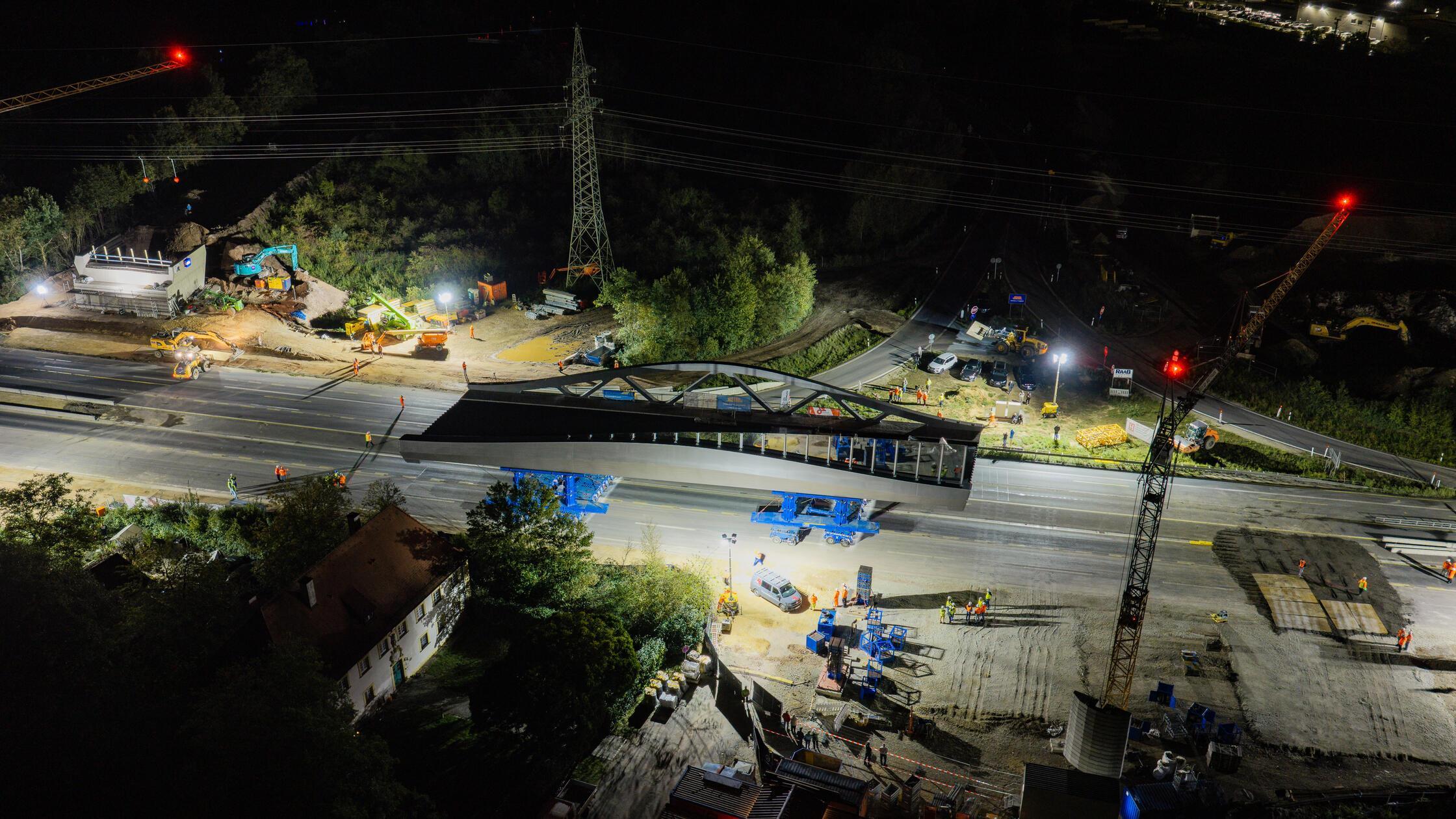 Ungewöhliches Spektakel in der Nacht zum Samstag, 19. September, auf der A70 zwischen Bamberg und Hallstadt: Ein kompletter Brückenneubau wurde an der Anschlussstelle Hallstadt in seine endgültige Position gefahren und montiert.