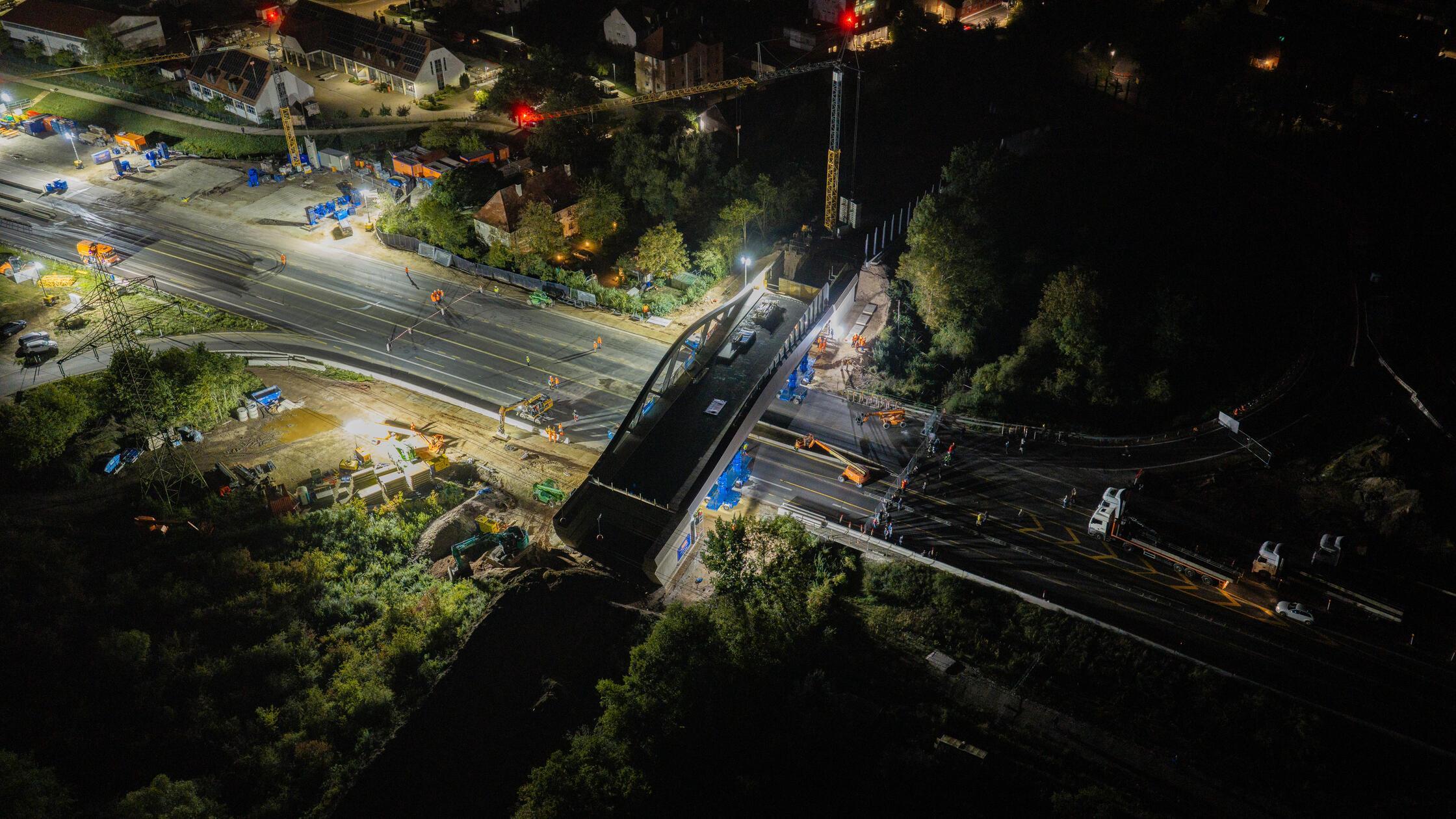 Für das technisch anspruchsvolle Manöver wurde die Autobahn zwischen den Anschlussstellen Bamberg-Hafen und Bamberg von Freitagabend, 18. September, gegen 19 Uhr bis Samstagmorgen, 19. September, gegen 7 Uhr vollständig gesperrt. 