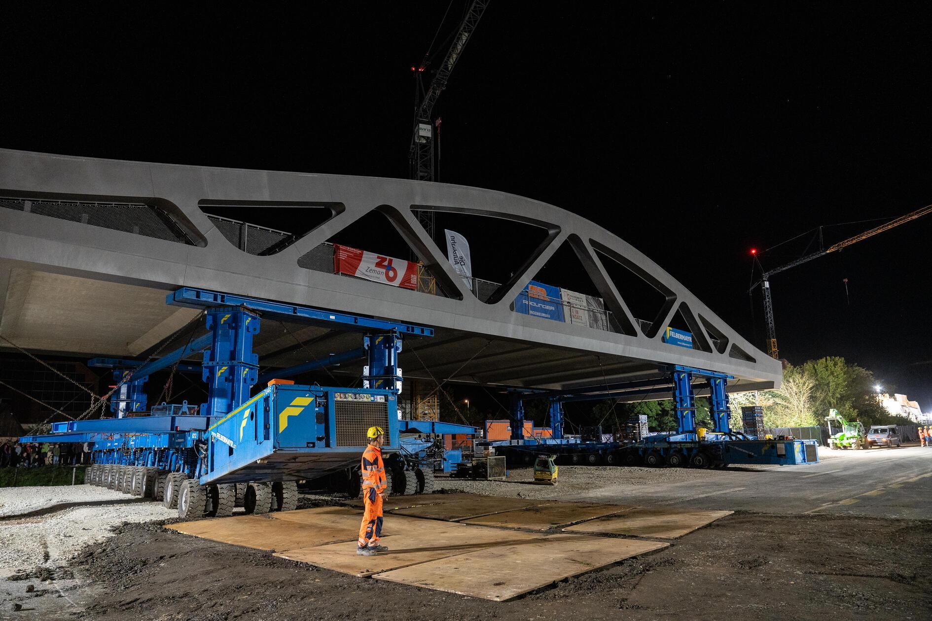 Das neue Bauwerk wurde nicht über der Autobahn errichtet. Stattdessen entstand die Brücke in den vergangenen Monaten in Seitenlage auf einer Freifläche in der Nähe des städtischen Bauhofs. 