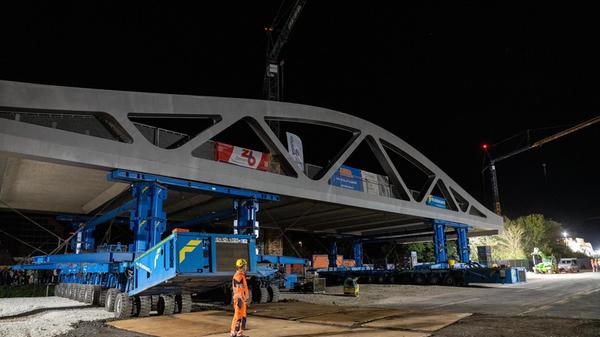 Das neue Bauwerk wurde nicht über der Autobahn errichtet. Stattdessen entstand die Brücke in den vergangenen Monaten in Seitenlage auf einer Freifläche in der Nähe des städtischen Bauhofs.
