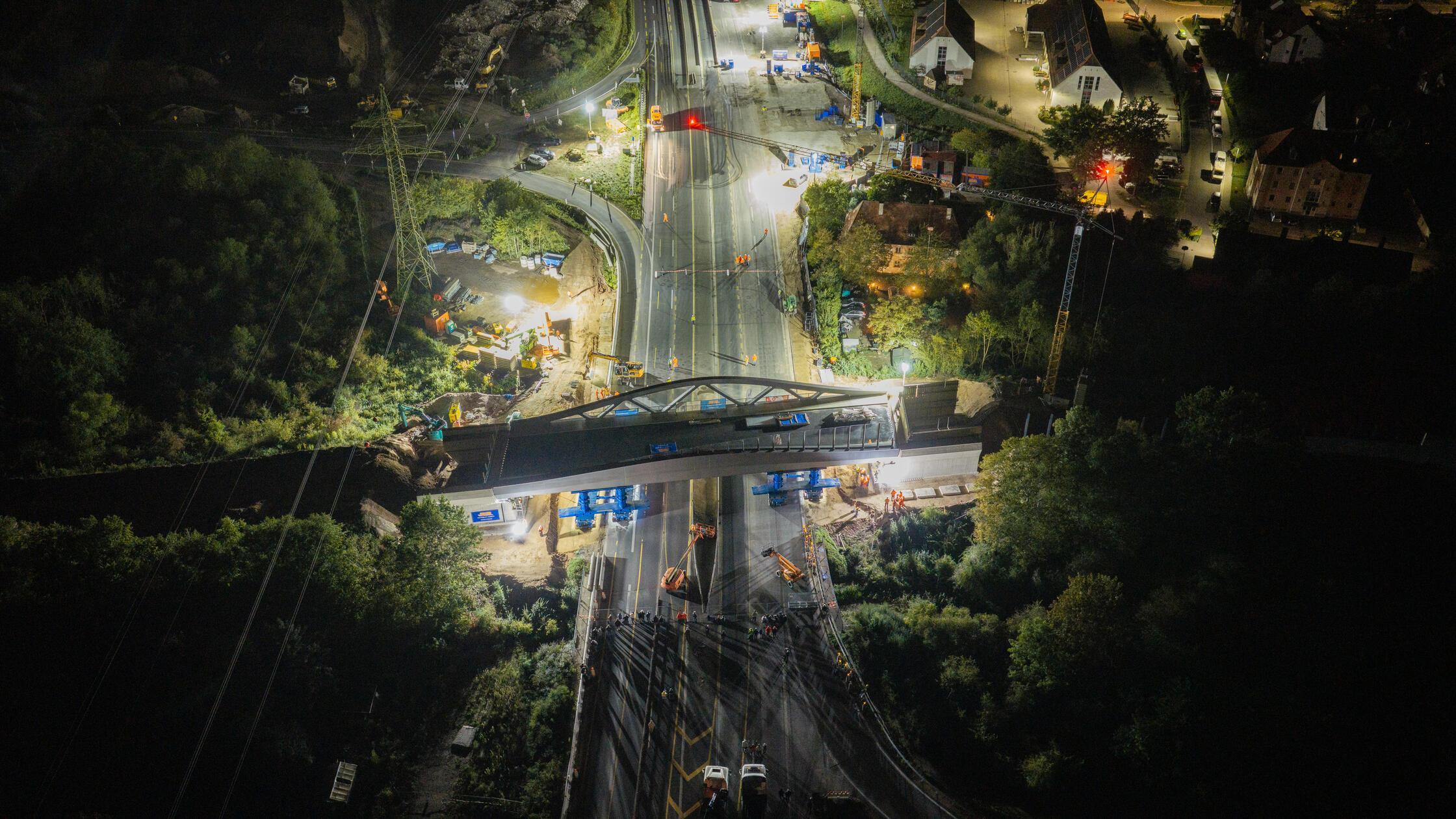 Nach dem Abbruch der alten Überführung wurde die neue Konstruktion nun als Ganzes an ihren endgültigen Standort transportiert. 