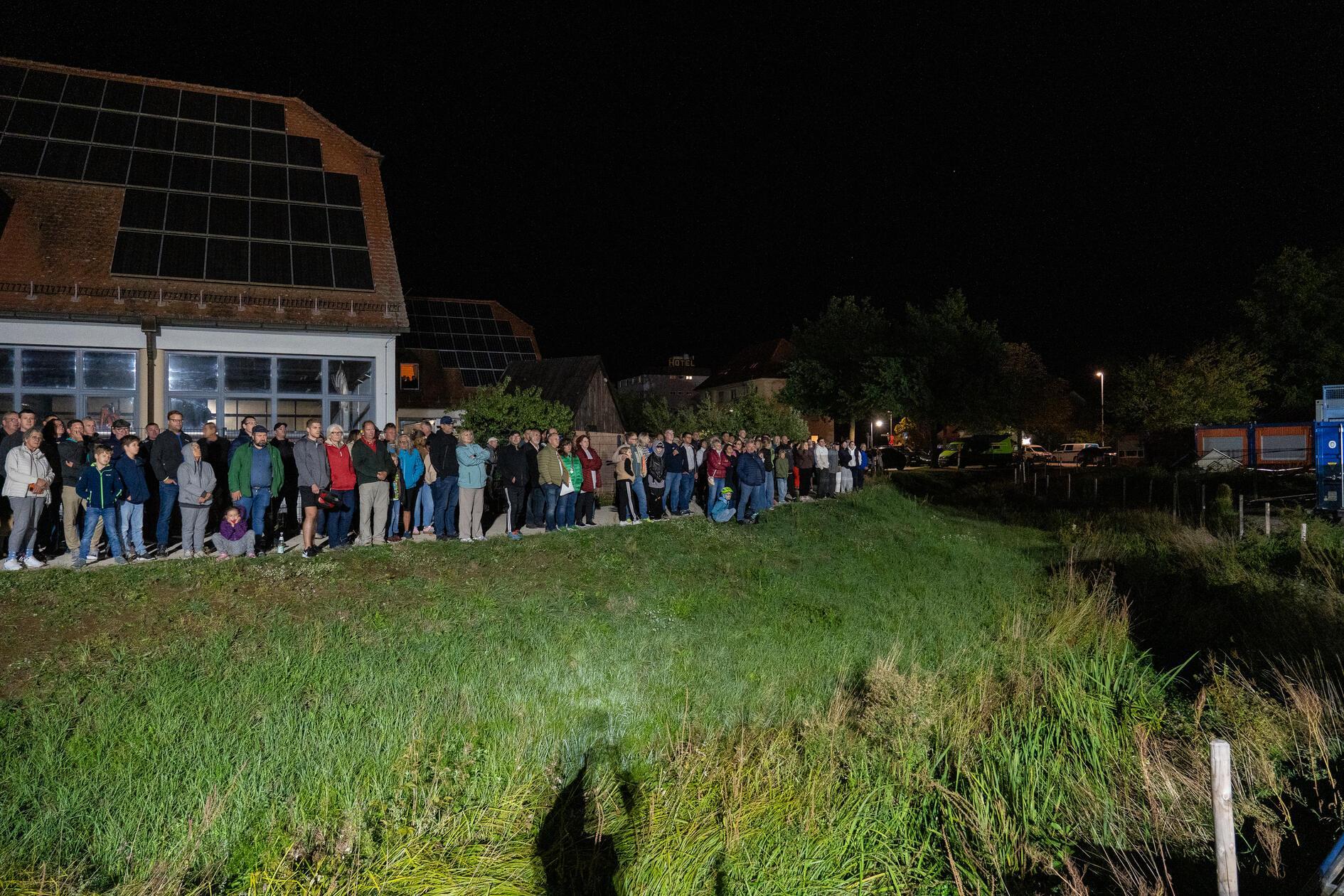 Aus sicherer Entfernung wurde das Spektakel in der Nacht beobachtet. 