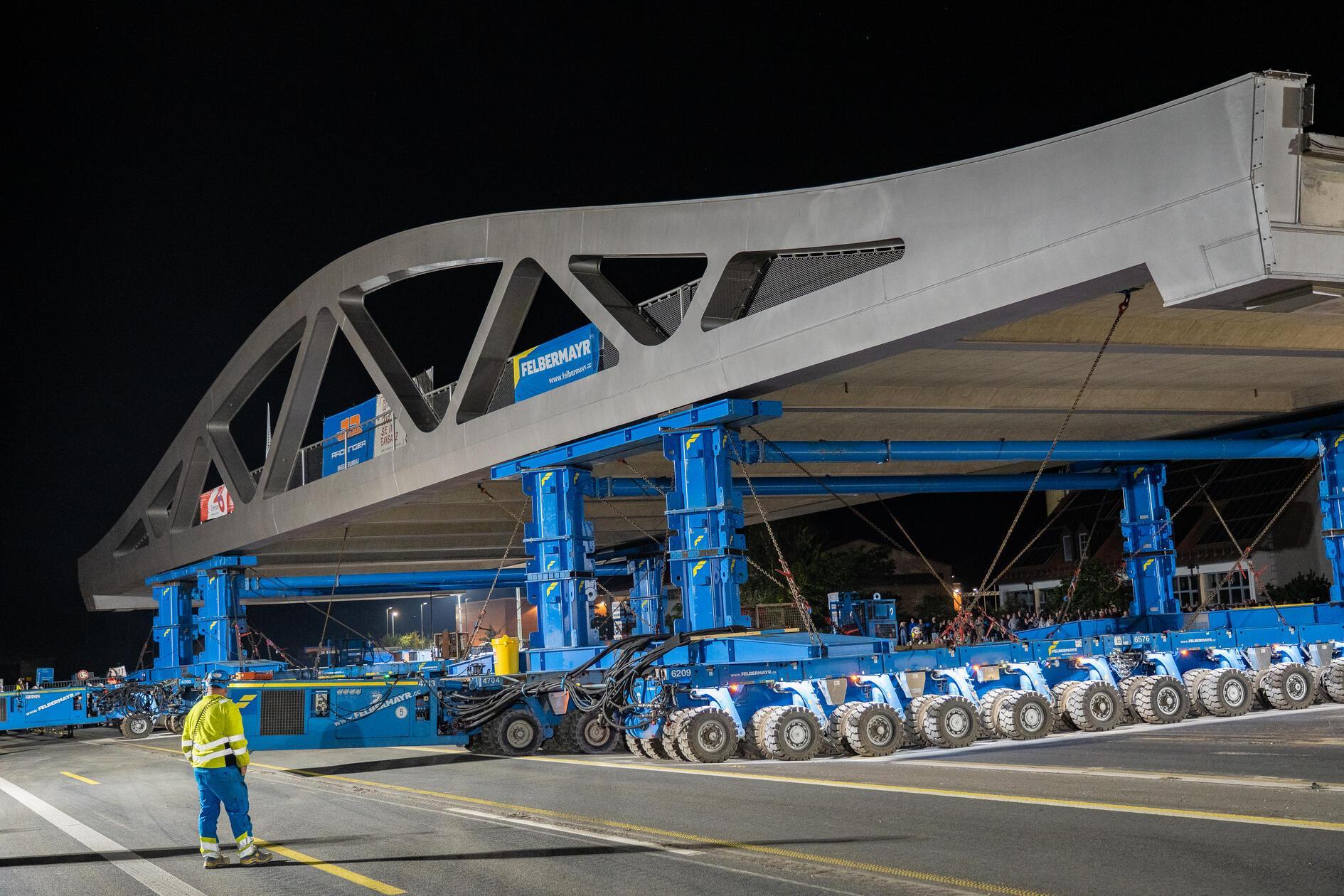 Zum Einsatz kommt ein sogenannter SPMT – ein Self-Propelled Modular Transporter. Dabei handelt es sich um ein selbstfahrendes, computergesteuertes Schwerlast-Modulfahrzeug mit insgesamt 1180 PS, wie News5 berichtet. 