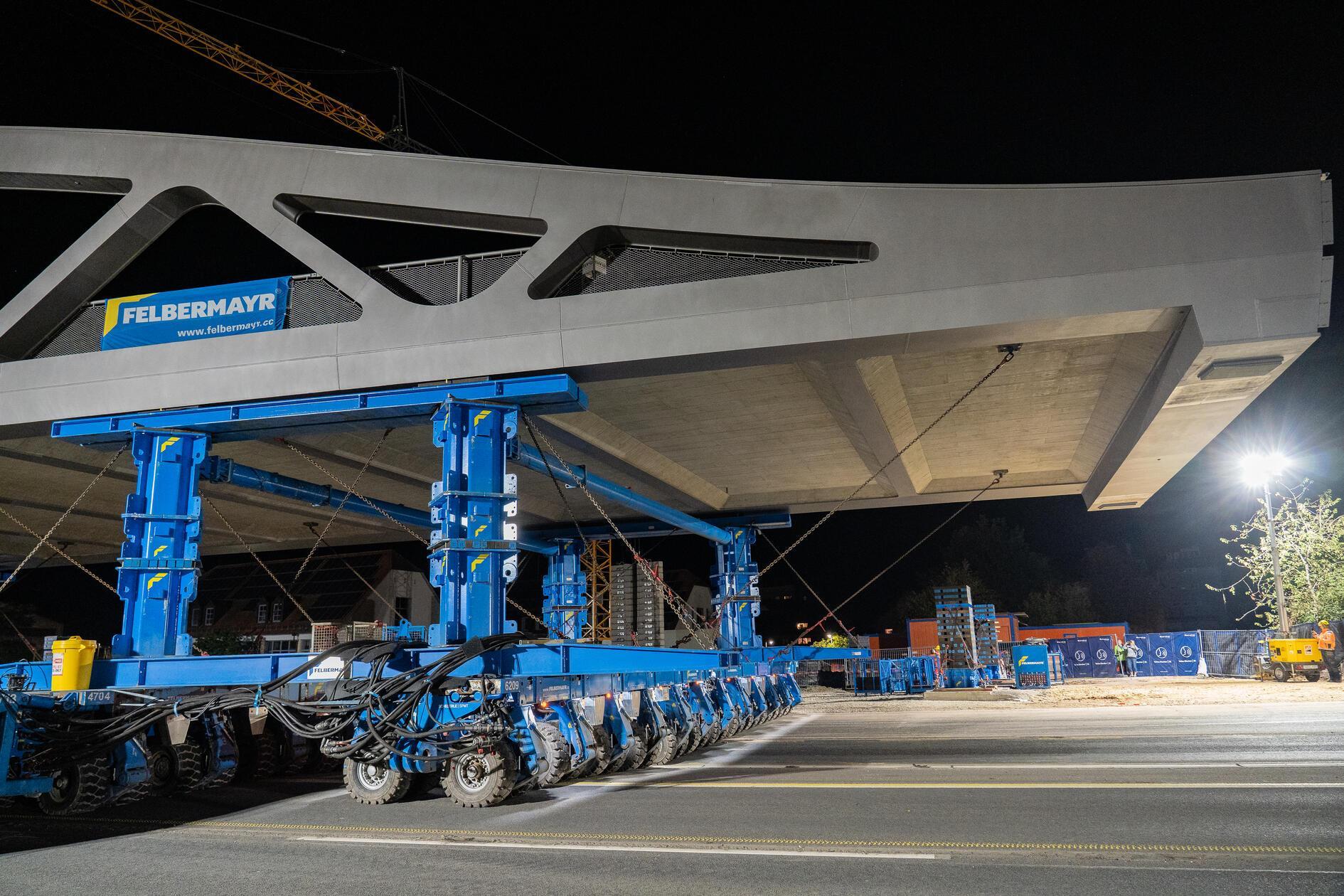 Der Vorteil dieser Bauweise: Die neue Brücke kann weitgehend unabhängig vom laufenden Autobahnverkehr hergestellt werden. Erst für den eigentlichen Transport und das Einsetzen musste die A70 vollständig frei sein. 