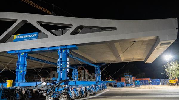 Der Vorteil dieser Bauweise: Die neue Brücke kann weitgehend unabhängig vom laufenden Autobahnverkehr hergestellt werden. Erst für den eigentlichen Transport und das Einsetzen musste die A70 vollständig frei sein.