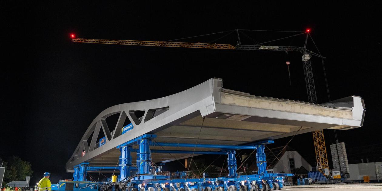 Millimeterarbeit auf der A70: 1300-Tonnen-Brücke wird über Autobahn ...