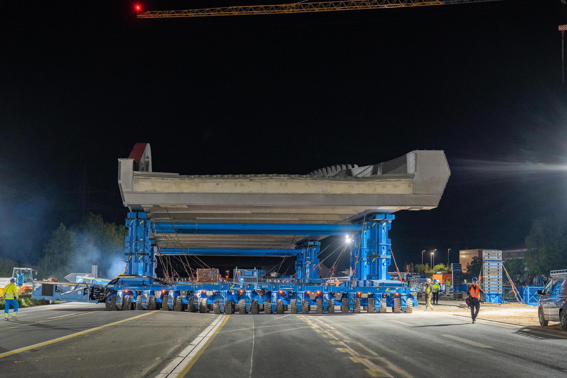 Die neue Konstruktion unterscheidet sich technisch deutlich vom bisherigen Bauwerk. Geplant wurde eine moderne Stahlverbundbrücke ohne Stützen im Bereich der Fahrbahnen der Autobahn. 