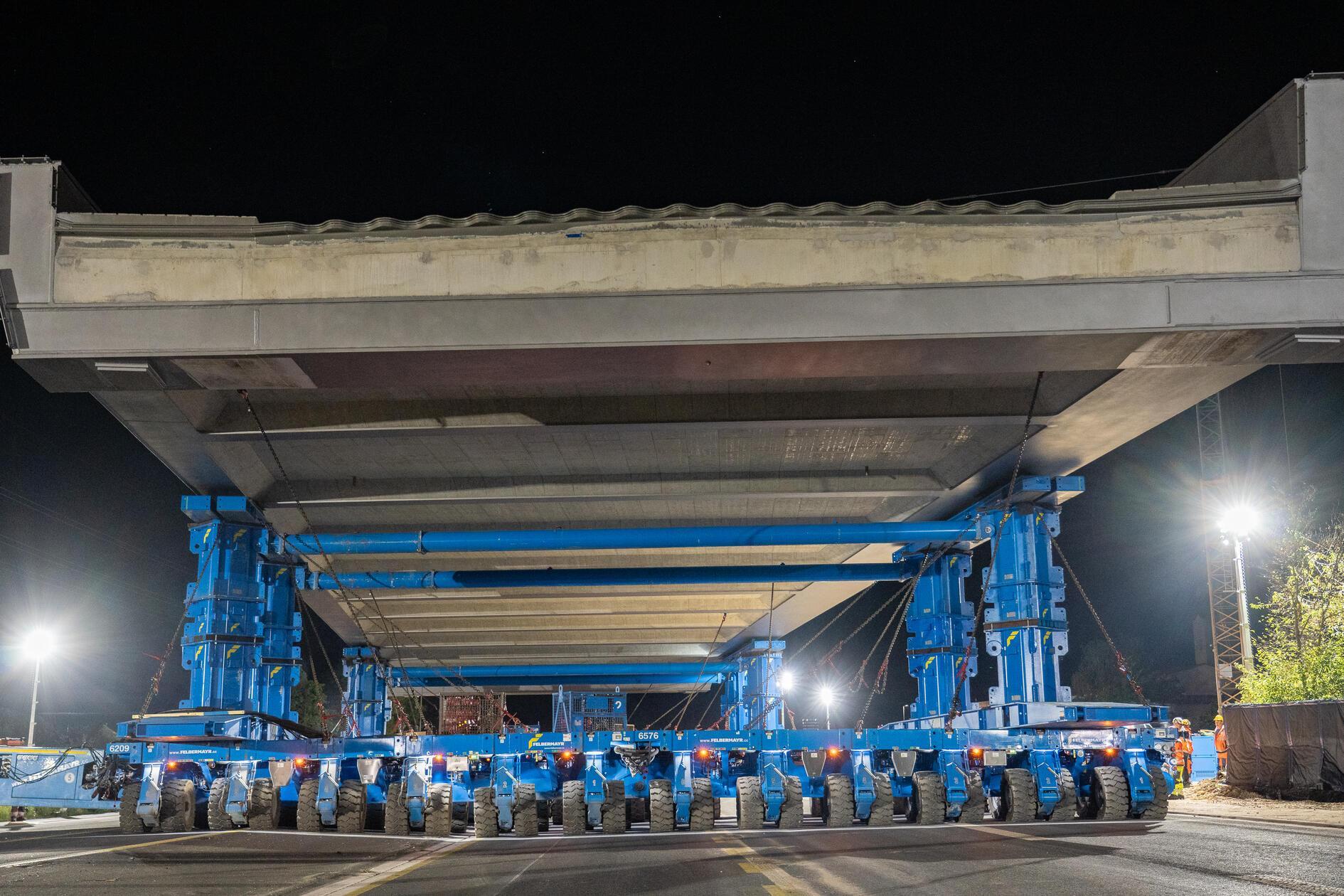 Die bisherige Konstruktion mit drei Pfeilern war unter anderem deshalb problematisch, weil die Pfeiler den geplanten Ausbau und die Anpassung der Autobahn beeinträchtigen, heißt es. 