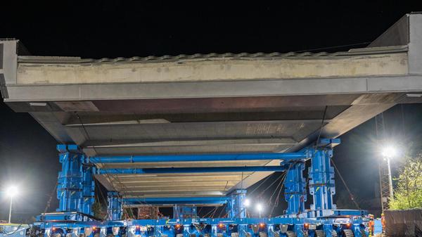 Die bisherige Konstruktion mit drei Pfeilern war unter anderem deshalb problematisch, weil die Pfeiler den geplanten Ausbau und die Anpassung der Autobahn beeinträchtigen, heißt es.
