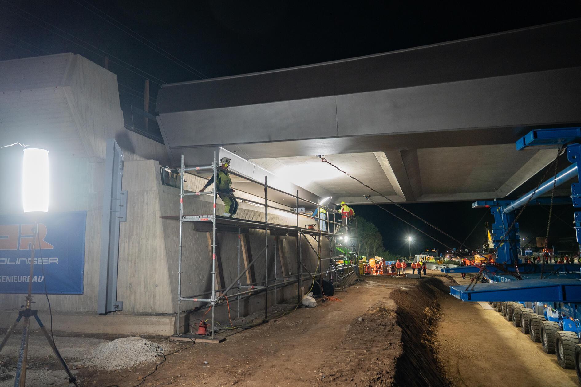 Neben dem Ersatzneubau mehrerer Bauwerke, wie dem 1300 Tonnen-Koloss in der Nacht auf Samstag, wird die Fahrbahn angepasst. 