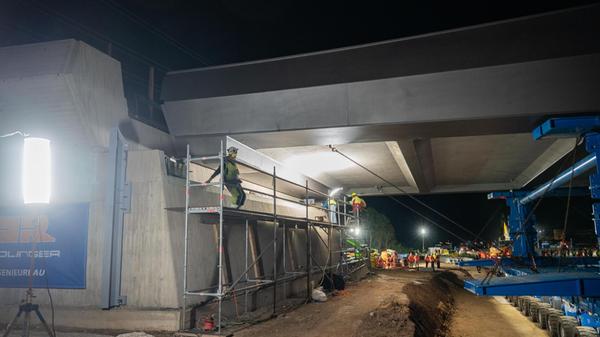 Neben dem Ersatzneubau mehrerer Bauwerke, wie dem 1300 Tonnen-Koloss in der Nacht auf Samstag, wird die Fahrbahn angepasst.