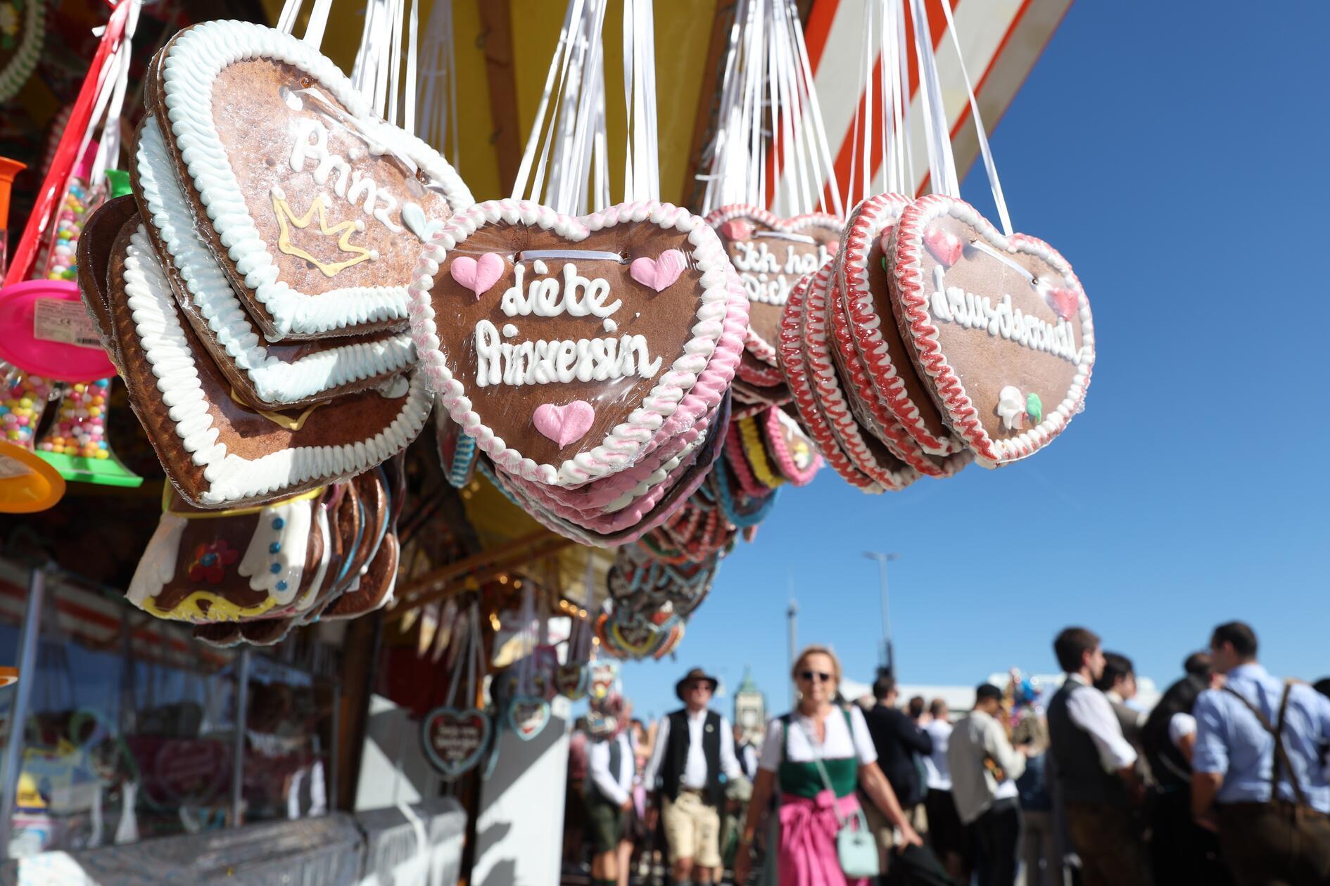 Besucher gehen beim Start des Oktoberfestes an einem Stand mit Lebkuchenherzen vorbei. Die 191. Wiesn findet vom 19. September bis zum 4. Oktober 2026 auf der Münchner Theresienwiese statt. 