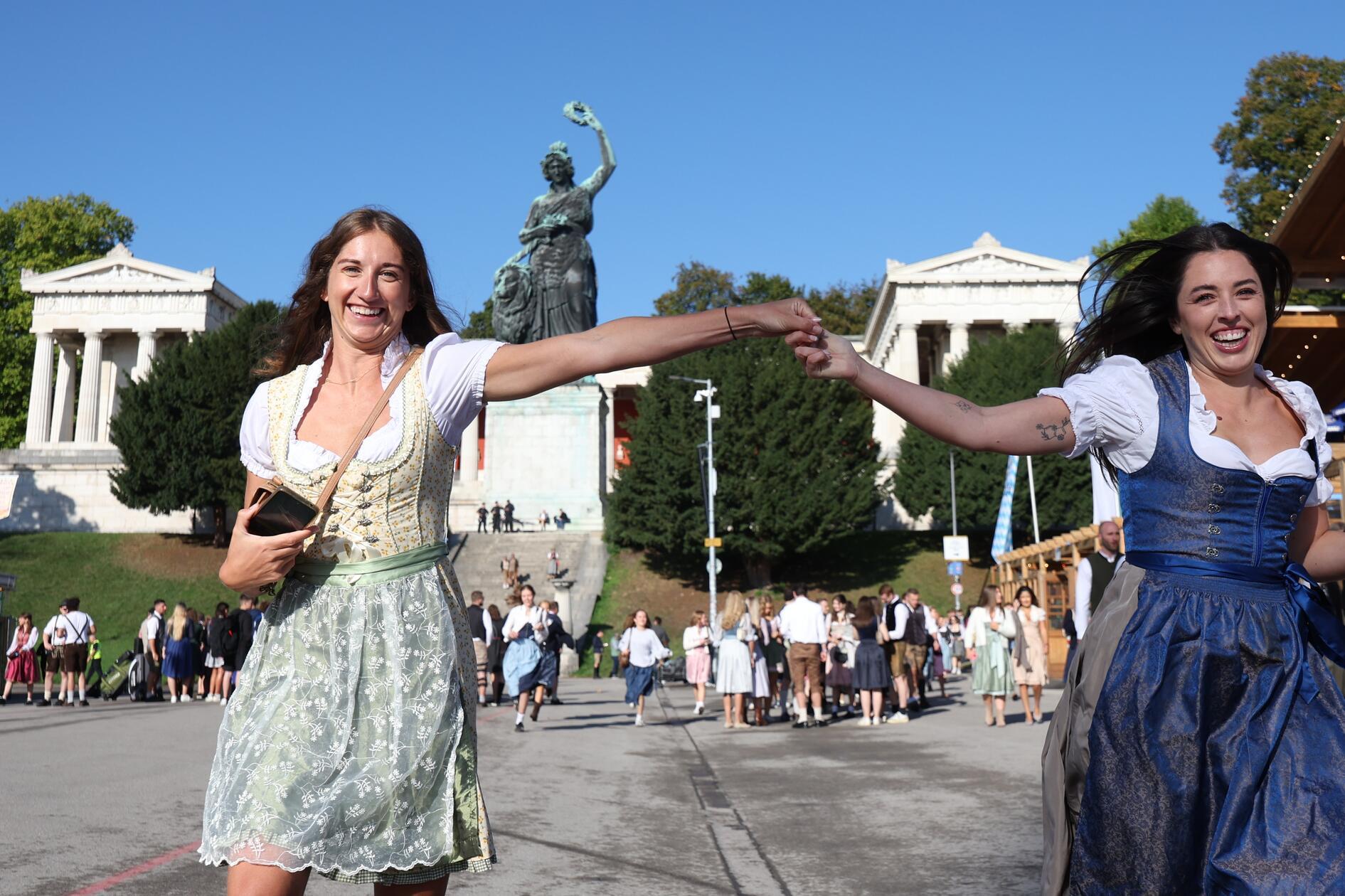 Die ersten Besucher rennen zum Start des Oktoberfestes nach dem Einlass um 9 Uhr auf die Festwiese zu den Zelten. 