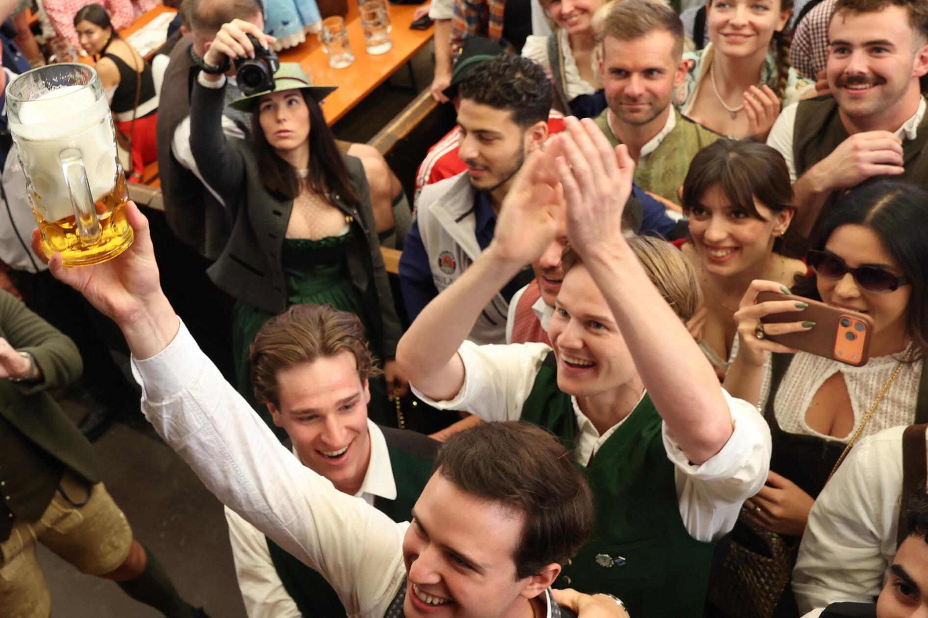 Im Paulaner Festzelt werden zum Start des Oktoberfestes die ersten Biere an Besucher verteilt. Es werden in den kommenden Wochen wieder rund 6,5 bis 7 Millionen Gäste aus dem In- und Ausland erwartet. 