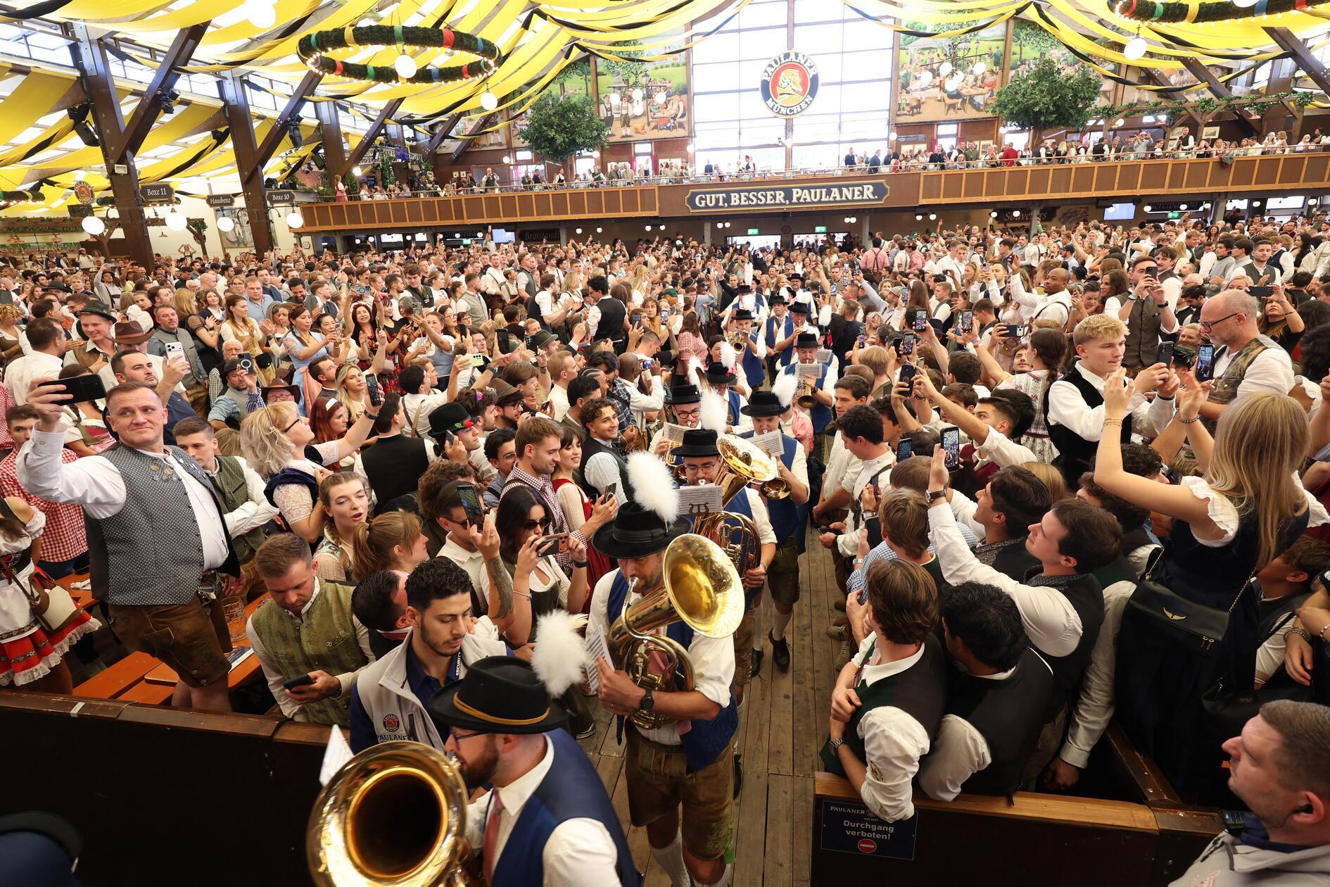 19.09.2026, Bayern, München: Blasmusiker ziehen im Paulaner Festzelt zum Start des Oktoberfestes ein. Die 191. Wiesn findet vom 19. September bis zum 04. Oktober 2026 auf der Münchner Theresienwiese statt. Foto: Karl-Josef Hildenbrand/dpa +++ dpa-Bildfunk +++