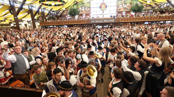 19.09.2026, Bayern, München: Blasmusiker ziehen im Paulaner Festzelt zum Start des Oktoberfestes ein. Die 191. Wiesn findet vom 19. September bis zum 04. Oktober 2026 auf der Münchner Theresienwiese statt. Foto: Karl-Josef Hildenbrand/dpa +++ dpa-Bildfunk +++