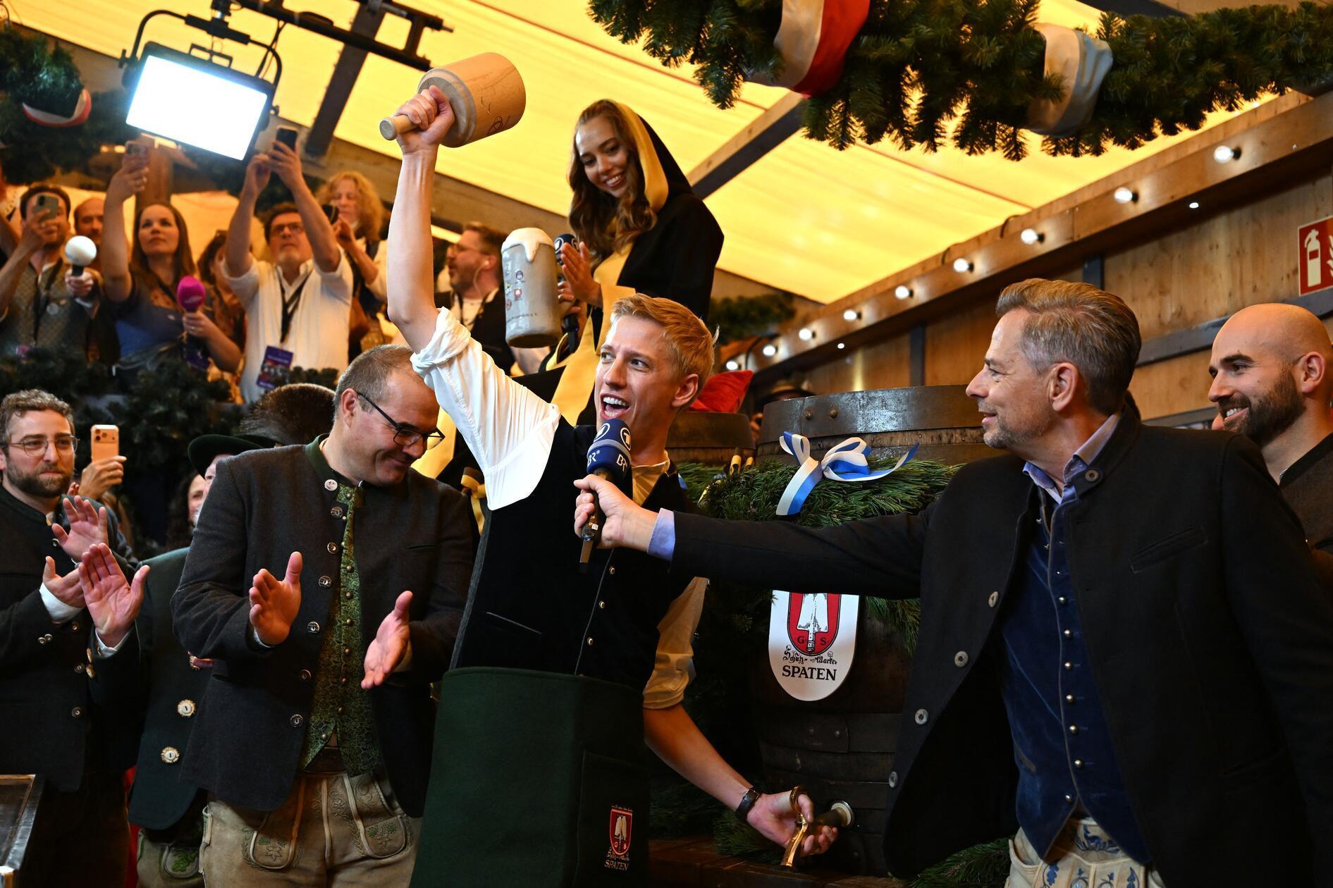 Münchens Oberbürgermeister Dominik Krause hat bei seiner Anzapf-Premiere genau 2 Schläge benötigt. Die Oberbürgermeister gehen vor dem Anstich in ein Trainig, damit sie möglichst wenig Schläge brauchen, bis das Bier fließt. 